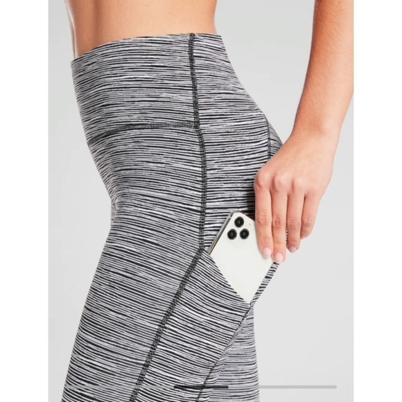 NWT Athleta Ultimate Linear Lines Cropped Leggings - Picture 2 of 13